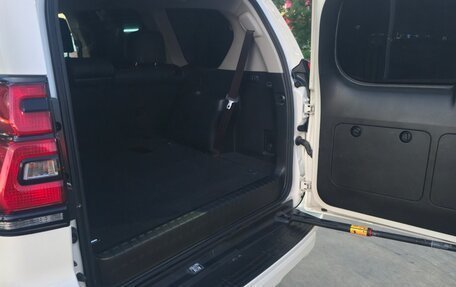 Toyota Land Cruiser Prado 150 рестайлинг 2, 2018 год, 4 500 000 рублей, 24 фотография