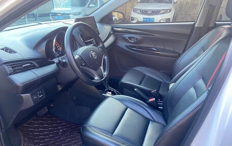 Toyota Yaris XP150 рестайлинг, 2022 год, 1 040 000 рублей, 3 фотография