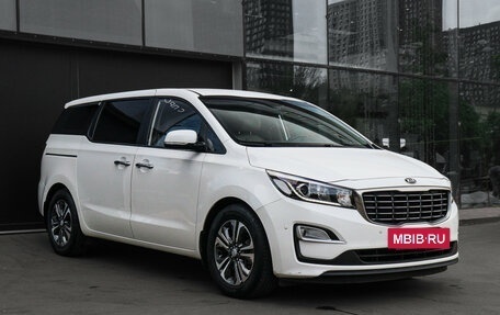 KIA Carnival III, 2018 год, 2 800 000 рублей, 3 фотография