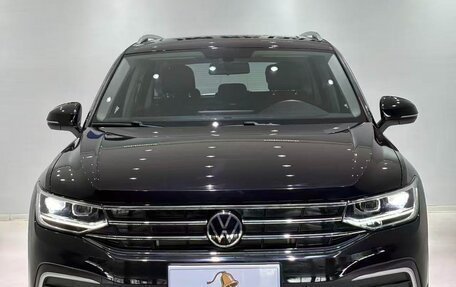 Volkswagen Tiguan II, 2023 год, 1 850 000 рублей, 2 фотография