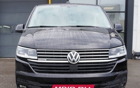 Volkswagen Multivan T6 рестайлинг, 2021 год, 6 580 000 рублей, 2 фотография