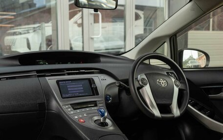 Toyota Prius, 2013 год, 1 050 000 рублей, 10 фотография