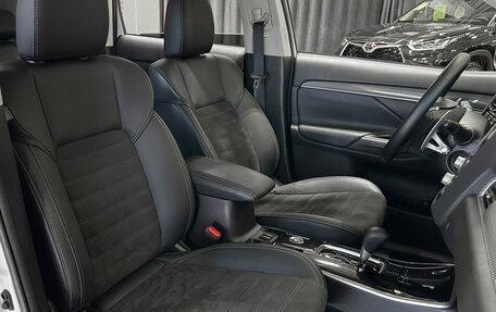 Mitsubishi Outlander III рестайлинг 3, 2021 год, 2 850 000 рублей, 15 фотография