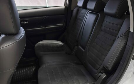 Mitsubishi Outlander III рестайлинг 3, 2021 год, 2 850 000 рублей, 12 фотография