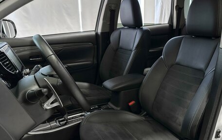 Mitsubishi Outlander III рестайлинг 3, 2021 год, 2 850 000 рублей, 11 фотография