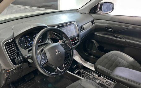 Mitsubishi Outlander III рестайлинг 3, 2021 год, 2 850 000 рублей, 10 фотография