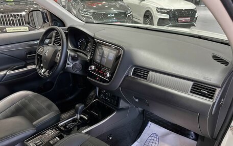 Mitsubishi Outlander III рестайлинг 3, 2021 год, 2 850 000 рублей, 16 фотография
