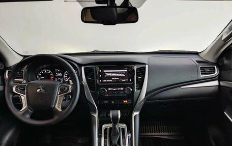 Mitsubishi Pajero Sport III рестайлинг, 2019 год, 3 750 000 рублей, 9 фотография