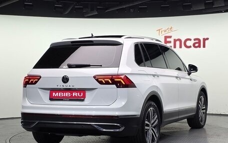 Volkswagen Tiguan II, 2021 год, 2 340 000 рублей, 2 фотография