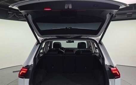 Volkswagen Tiguan II, 2021 год, 2 340 000 рублей, 16 фотография
