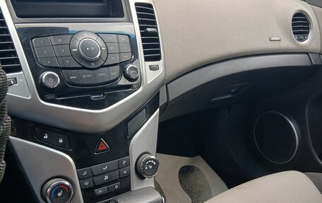 Chevrolet Cruze II, 2011 год, 800 000 рублей, 19 фотография