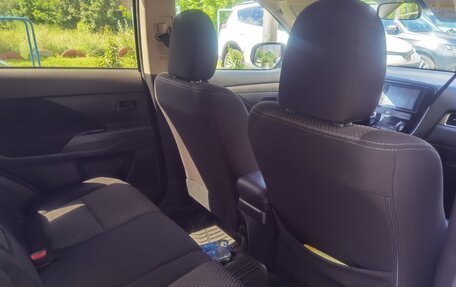 Mitsubishi Outlander III рестайлинг 3, 2017 год, 2 000 000 рублей, 9 фотография