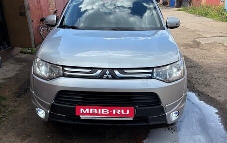 Mitsubishi Outlander III рестайлинг 3, 2013 год, 1 550 000 рублей, 3 фотография