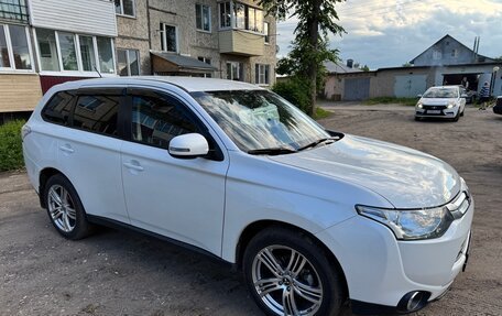 Mitsubishi Outlander III рестайлинг 3, 2014 год, 1 550 000 рублей, 3 фотография