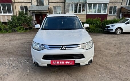 Mitsubishi Outlander III рестайлинг 3, 2014 год, 1 550 000 рублей, 2 фотография