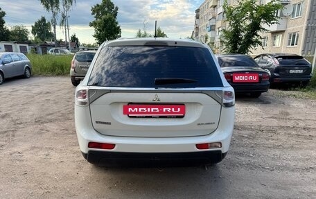 Mitsubishi Outlander III рестайлинг 3, 2014 год, 1 550 000 рублей, 6 фотография