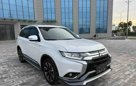Mitsubishi Outlander III рестайлинг 3, 2021 год, 1 650 000 рублей, 3 фотография