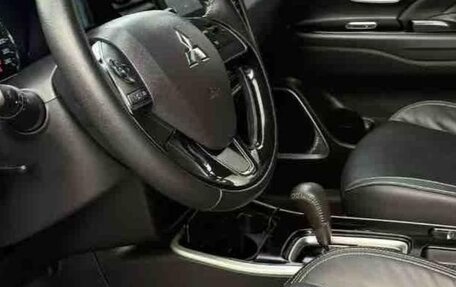 Mitsubishi Outlander III рестайлинг 3, 2021 год, 1 650 000 рублей, 5 фотография