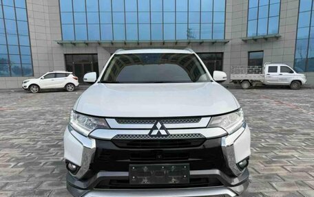 Mitsubishi Outlander III рестайлинг 3, 2021 год, 1 650 000 рублей, 2 фотография