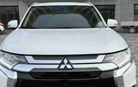 Mitsubishi Outlander III рестайлинг 3, 2021 год, 1 650 000 рублей, 4 фотография
