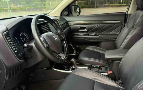 Mitsubishi Outlander III рестайлинг 3, 2021 год, 1 650 000 рублей, 7 фотография