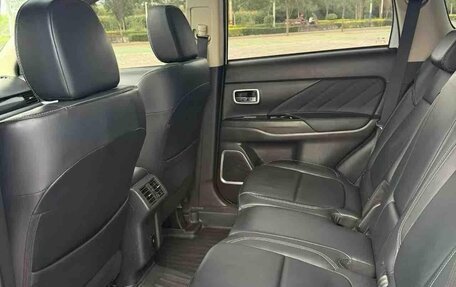 Mitsubishi Outlander III рестайлинг 3, 2021 год, 1 650 000 рублей, 8 фотография