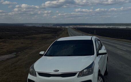 KIA Rio IV, 2017 год, 1 450 000 рублей, 2 фотография