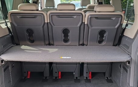 Volkswagen Multivan, 2023 год, 6 150 000 рублей, 12 фотография