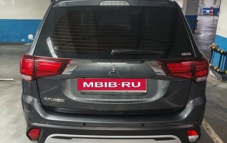 Mitsubishi Outlander III рестайлинг 3, 2021 год, 2 350 000 рублей, 3 фотография