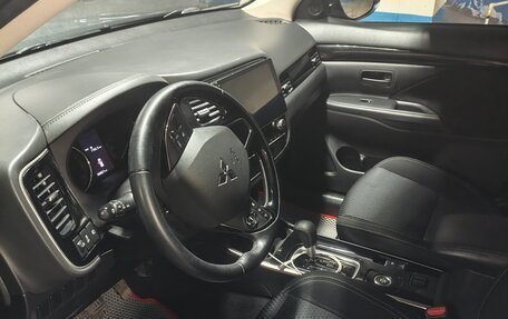 Mitsubishi Outlander III рестайлинг 3, 2021 год, 2 350 000 рублей, 5 фотография