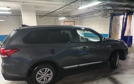 Mitsubishi Outlander III рестайлинг 3, 2021 год, 2 350 000 рублей, 2 фотография