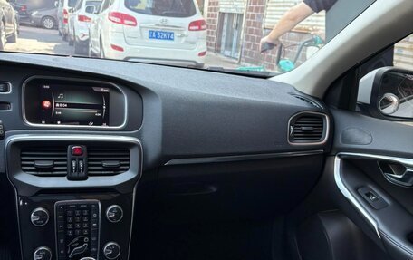 Volvo V40 II рестайлинг, 2018 год, 1 140 000 рублей, 10 фотография