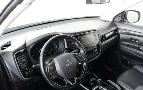 Mitsubishi Outlander III рестайлинг 3, 2018 год, 1 899 000 рублей, 10 фотография
