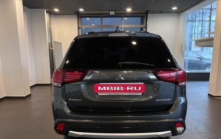 Mitsubishi Outlander III рестайлинг 3, 2017 год, 1 810 000 рублей, 4 фотография