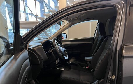 Mitsubishi Outlander III рестайлинг 3, 2017 год, 1 810 000 рублей, 14 фотография