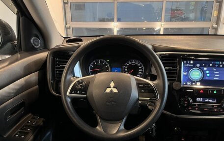 Mitsubishi Outlander III рестайлинг 3, 2017 год, 1 810 000 рублей, 10 фотография