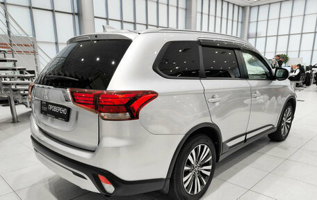 Mitsubishi Outlander III рестайлинг 3, 2021 год, 2 372 000 рублей, 9 фотография