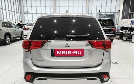 Mitsubishi Outlander III рестайлинг 3, 2021 год, 2 372 000 рублей, 10 фотография