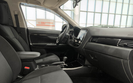 Mitsubishi Outlander III рестайлинг 3, 2021 год, 2 372 000 рублей, 15 фотография