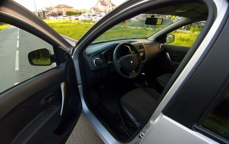 Renault Logan II, 2017 год, 850 000 рублей, 4 фотография