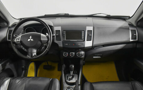 Mitsubishi Outlander III рестайлинг 3, 2011 год, 1 690 000 рублей, 15 фотография