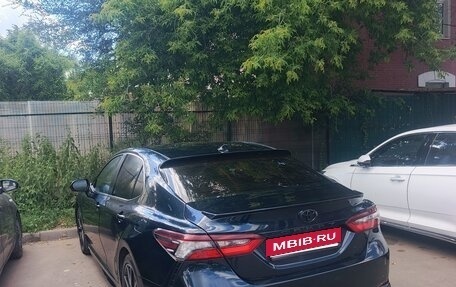 Toyota Camry, 2021 год, 1 700 000 рублей, 2 фотография
