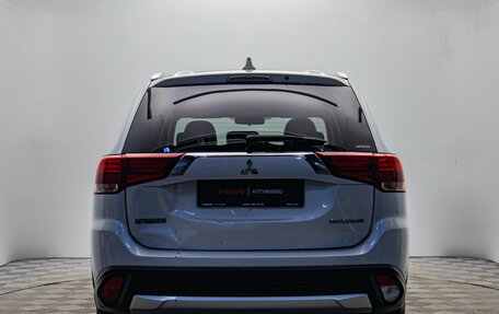 Mitsubishi Outlander III рестайлинг 3, 2018 год, 1 450 000 рублей, 4 фотография