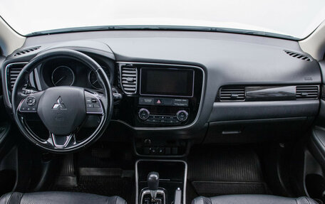 Mitsubishi Outlander III рестайлинг 3, 2018 год, 1 450 000 рублей, 14 фотография