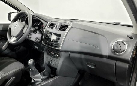 Renault Logan II, 2017 год, 750 000 рублей, 11 фотография