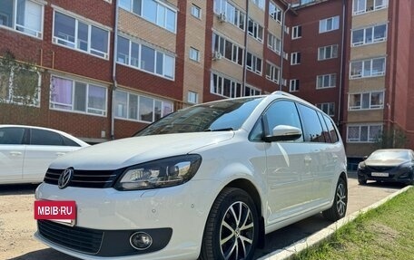 Volkswagen Touran III, 2015 год, 1 240 000 рублей, 2 фотография