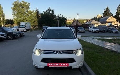 Mitsubishi Outlander III рестайлинг 3, 2013 год, 1 575 000 рублей, 2 фотография