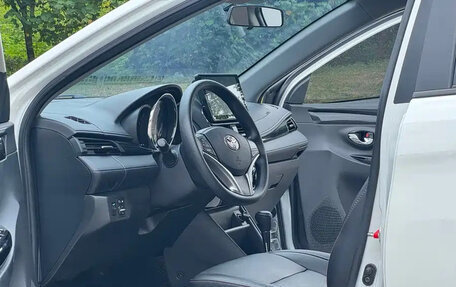 Toyota Yaris, 2022 год, 1 271 000 рублей, 8 фотография