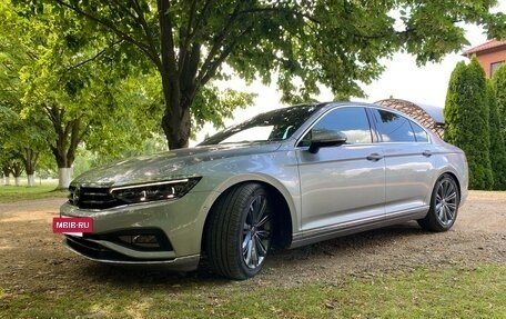 Volkswagen Passat B8 рестайлинг, 2021 год, 2 450 000 рублей, 2 фотография