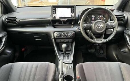 Toyota Yaris, 2022 год, 950 100 рублей, 10 фотография